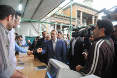 بازدید لاریجانی از حوزه انتخابی در حرم حضرت عبدالعظيم